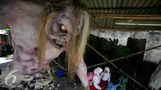 Sejumlah siswa menyaksikan Ogoh-ogoh yang akan di arak menjelang perayaan Nyepi di Pura Jagatnata,Yogyakarta, Senin (7/3/2016). Nyepi adalah hari raya umat Hindu yang dirayakan setiap tahun Baru Saka. (Liputan6.com/Boy Harjanto)