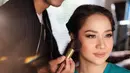 Bunga Citra Lestari tampak begitu nyaman saat dimakeup oleh Bubah Alfian. (foto: instagram.com/bubahalfian)