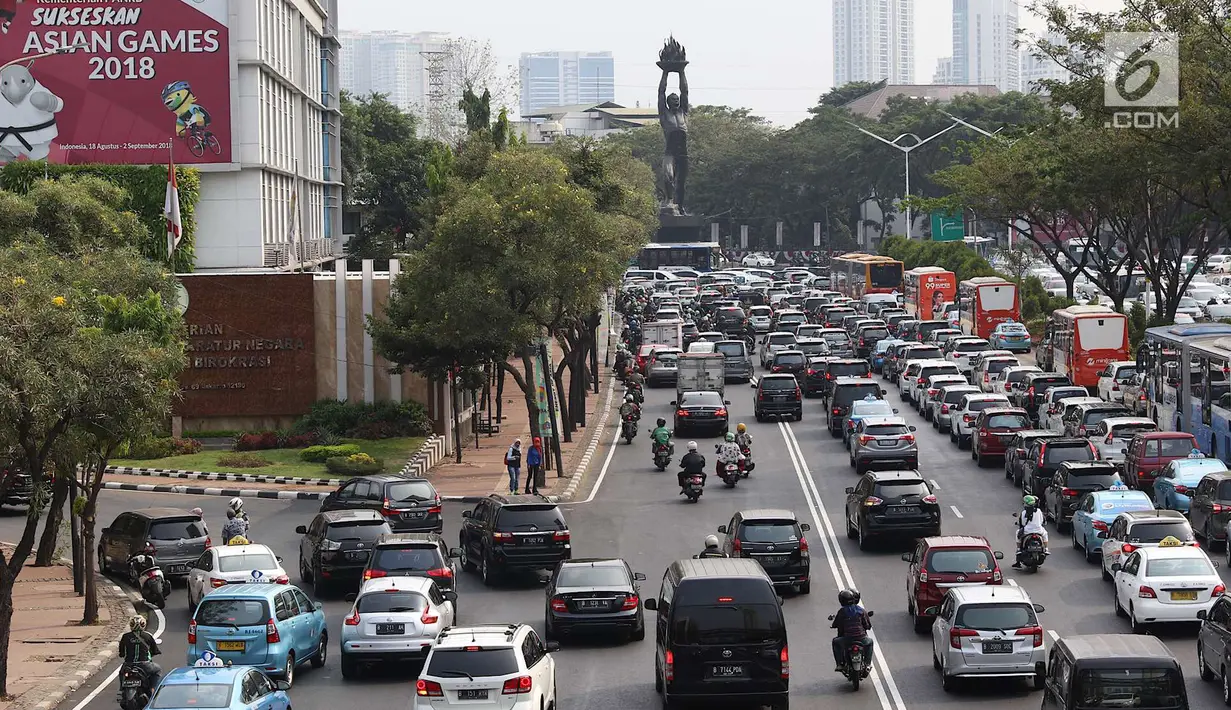 Kendaraan terjebak kemacetan di kawasan Senayan, Jakarta, Sabtu (25/8). Diberlakukannya rekayasa lalu lintas serta tingginya antusias warga menonton Asian Games 2018 menyebabkan sekitar Senayan mengalami kemacetan. (Liputan6.com/Immanuel Antonius)