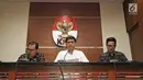 Wakil Ketua KPK Laode M. Syarif (tengah) bersama Saut Situmorang (kiri) dan Jubir KPK Febri Diansyah (kanan) saat jumpa pers di Jakarta, Jumat (16/3). KPK menetapkan cagub Maluku Utara Ahmad Hidayat Mus sebagai tersangka. (Liputan6.com/Herman Zakharia)