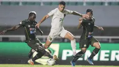 Striker Persela Lamongan, Alex Dos Santos, menghindari gelandang Tira Persikabo, Essengue Parfait, pada laga Liga 1 di Stadion Pakansari, Bogor, Senin (16/12). Kedua klub bermain imbang 1-1. (Bola.com/Vitalis Yogi Trisna)