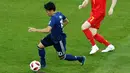 Pemain timnas Jepang, Shinji Kagawa menggiring bola dnegan kawalan pemain Belgia Kevin De Bruyne dan Axel Witsel pada 16 besar Piala Dunia 2018 di Rostov Arena, Selasa (3/7). Belgia lolos ke perempat final setelah mengalahkan Jepang 3-2. (AP/Hassan Ammar)