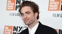 Aktor asal Inggris, Robert Pattinson menghadiri premiere film HIGH LIFE dalam event New York Film Festival di New York City, Selasa (2/10). Robert Pattinson muncul dengan gaya nyentrik yang sukses mencuri perhatian. (Jamie McCarthy/Getty Images/AFP)