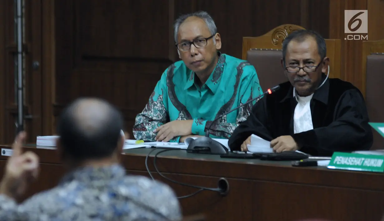 Terdakwa perintangan penyidikan korupsi E-KTP, Bimanesh Sutarjo (tengah) menyimak keterangan saksi pada sidang lanjutan di Pengadilan Tipikor, Jakarta, Jumat (26/5). Sidang mendengar keterangan saksi ahli. (Liputan6.com/Helmi Fithriansyah)