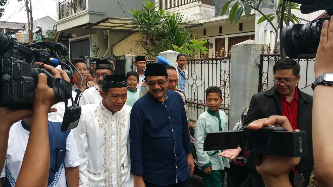 Djarot Saiful Hidayat bersama warga.
