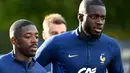 Bek Prancis, Dayot Upamecano (kanan) melakukan pemanasan selama mengikuti sesi latihan di Clairefontaine-en-Yvelines (19/9/2022). Latihan ini sebagai bagian dari persiapan tim untuk berlaga melawan Austria di Stade de France pada 22 September dan dilanjutkan tiga hari kemudian melawan Denmark di Copenhagen dalam lanjutan laga UEFA Nations League. (AFP/Franck Fife)