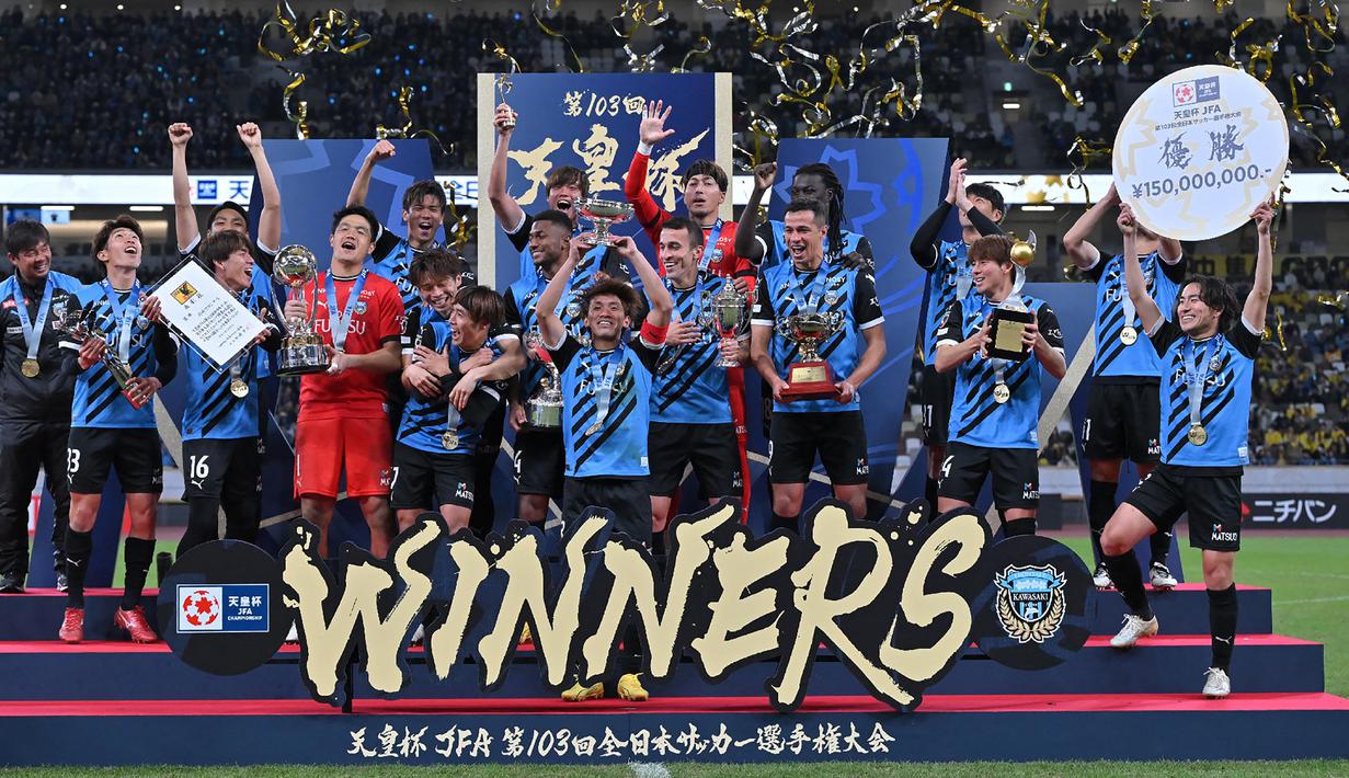 Meski begitu, Bafetimbi Gomis ikut ambil bagian saat Frontale jadi juara Piala Kaisar musim lalu, bermain 14
menit di partai puncak melawan Kashiwa Reysol, dengan Frontale menang adu penalti 8-7. (AFP/STR/JIJI Press)