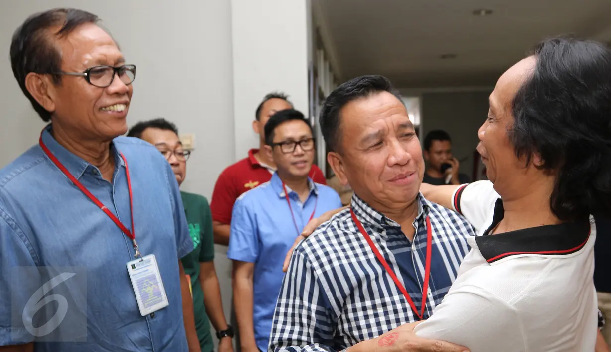 Komedian Miing berpelukan dengan mandra di rutan Cipinang, Jakarta, Kamis (24/12). Lawatan ini sebagai bentuk kawan-kawan Paski terhadap Mandra yang sedang tertimpa musibah.(Liputan6.com/Herman Zakharia)