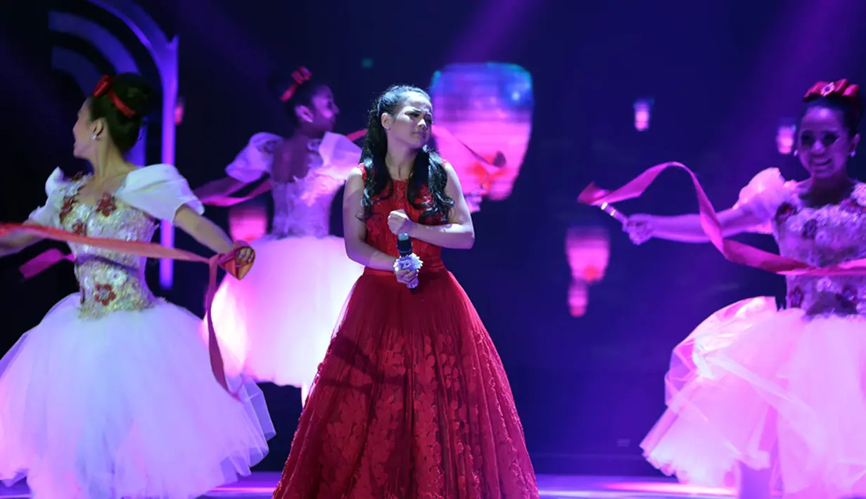 Bukanlah hal yang mudah berhasil masuk di babak final Dangdut Academy 4. Menjadi juara ke 2, Putri pun telah mencapai  kesuksesannya, bahkan ia telah menjadi kebanggaan orang-orang sekitar. (Deki Prayoga/Bintang.com)