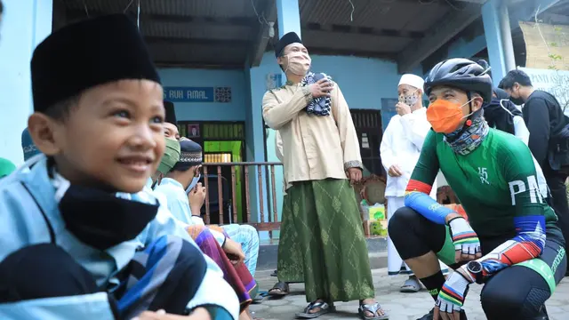 Gubernur Jateng Ganjar Pranowo, saat bercanda dengan santri dalam mengisi waktu jelang berbuka puasa. (Foto: Liputan6.com/Felek Wahyu)