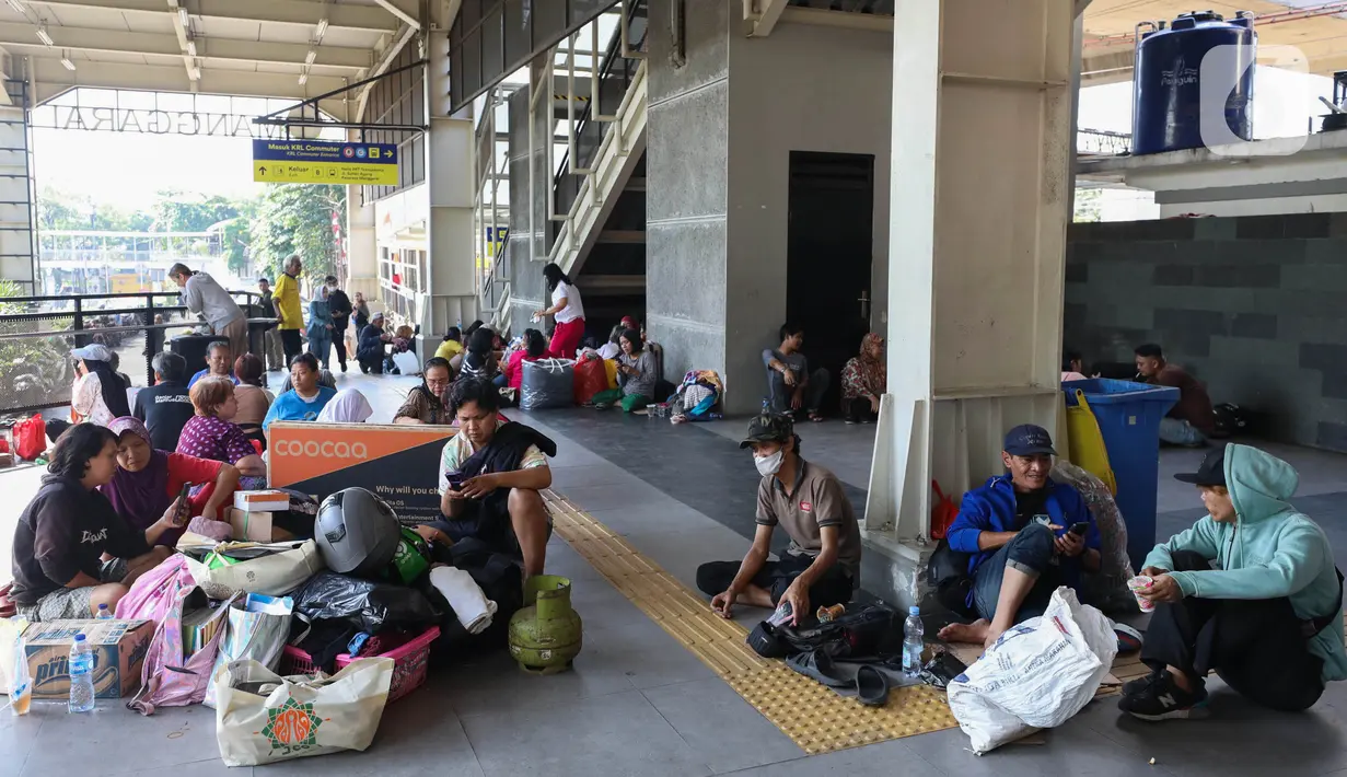 Lurah Manggarai Selatan, Arafat Dinsirat mengungkap lebih kurang 100 rumah dari 21 Rukun Tetangga (RT) terkena dampak kebakaran. (Liputan6.com/Angga Yuniar)