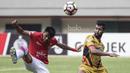 Bek Persija, Maman Abdulrahman, membuang bola dari jangkauan striker Mitra Kukar, Marclei, pada laga Liga 1 di Stadion Patriot, Bekasi, Minggu (14/5/2017). Kedua tim bermain imbang 1-1. (Bola.com/Vitalis Yogi Trisna)