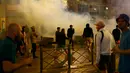Sejumlah suporter Inggris berlarian setelah petugas menembakkan gas air mata di Kota Lille, Prancis, (15/6). UEFA mengancam akan mendiskualifikasi tim Inggris dari Piala Eropa 2016 jika para suporter membuat kerusuhan kembali. (REUTERS/Wolfgang Rattay)