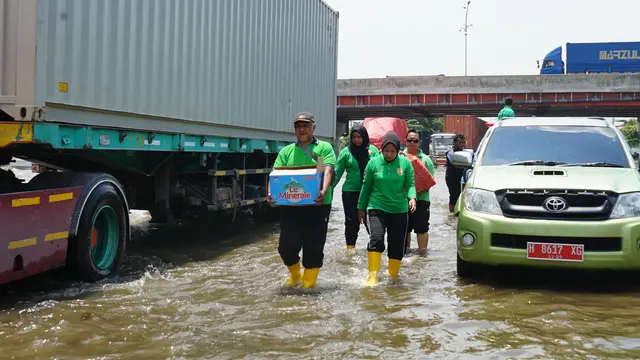 Pemprov Jateng Bantu Ratusan Sopir Truk Terjebak Banjir Pantura, Siapkan Dapur Umum