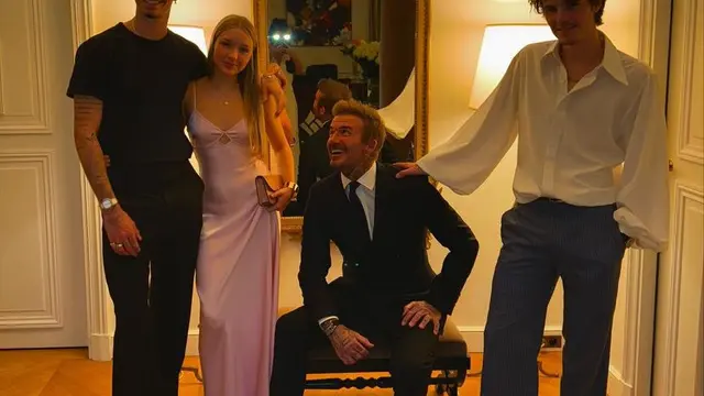 Anak dan Suami di Fashion Show Victoria Beckham di Paris.