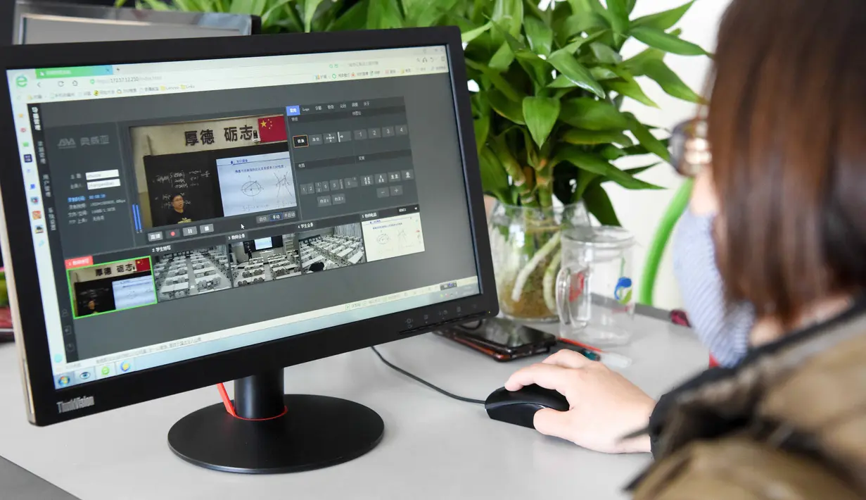 Guru Wang Yao merekam video pelajaran daring (online) di sebuah sekolah menengah di Urumqi, Daerah Otonom Uighur Xinjiang, China, 3 Februari 2020. Beberapa sekolah telah membuka kelas daring bagi para siswa yang bersiap mengikuti ujian masuk untuk mencegah penyebaran virus corona. (Xinhua/Ding Lei)