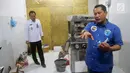 Kepala BNN Komjen Pol, Budi Waseso (kanan) menunjukkan barang bukti pencetak pil saat pengungkapan kasus pabrik pil PCC di Semarang, Jawa Tengah, Senin (4/12). Selain meringkus dua tersangka utama, BNN menyita 13 juta butir pil PCC. (Liputan6.com/Gholib)