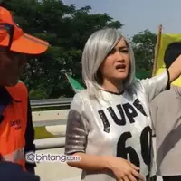 Lagi-lagi Julia Perez mendapat musibah, mobil mewah yang dia gunakan ditabrak dari belakang. seperti apa kronologinya?