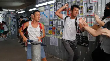 Demonstran pro-China berkelahi dengan demonstran antipemerintah di Distrik Kowloon Bay, Hong Kong, Sabtu (14/9/2019). Bentrokan pecah saat aktivis dan demonstran antipemerintah Hong Kong merencanakan aksi duduk bersama di dalam pusat-pusat perbelanjaan. (AP Photo/Kin Cheung)