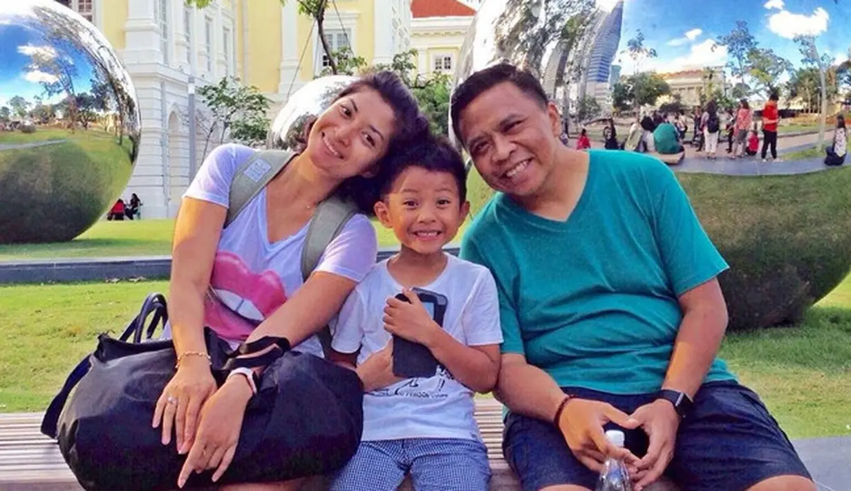 Usia pernikahan Oon Project Pop dan Dessy Rosalianita memasuki 13 tahun pada Juli mendatang. Pernikahannya dikaruniai dua orang anak. Kini, Ocha sedang dapat ujian lantaran suaminya berjuang melawan penyakitnya. (dok. Liputan6)