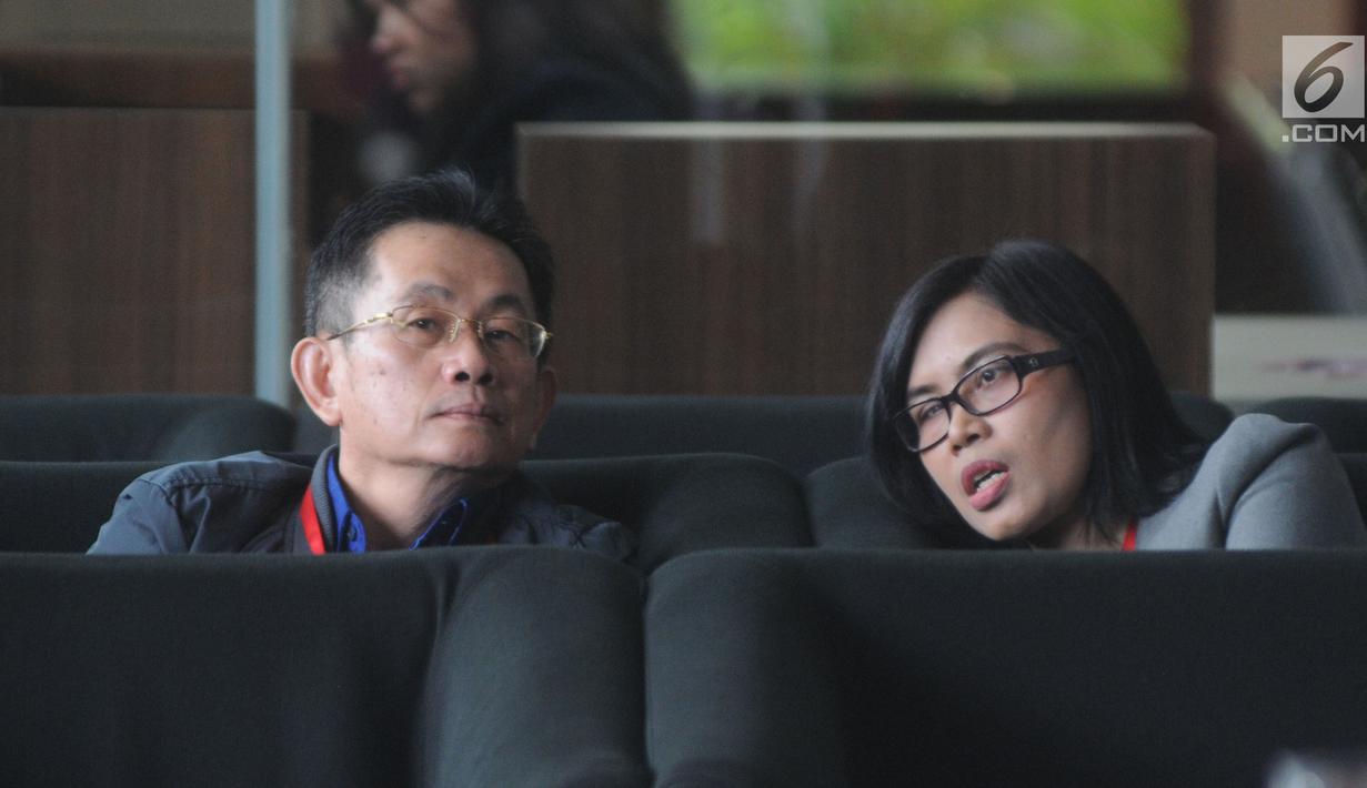 Pemilik PT Purna Arena Yudha, Simon Susilo (kiri) menunggu untuk pemeriksaan di Gedung KPK, Jakarta, Rabu (6/2). Simon Susilo merupakan tersangka kasus dugaan suap terhadap Bupati Lampung Tengah periode 2016-2021 Mustafa. (Merdeka.com/Dwi Narwoko)