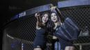Dua gadis ring menyapa penonton saat laga One Championship di JCC Senayan, Jakarta, Sabtu (20/1/2018). Acara bertajuk Kings Of Courage ini menampilkan sejumlah gadis ring cantik. (Bola.com/Vitalis Yogi Trisna)