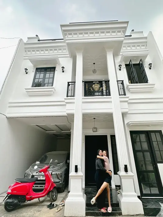 Beli rumah di usia 19 tahun, ucapan selamat untuk Dinda ramai dibubuhkan oleh sederet rekan selebriti, mulai dari Naura Ayu sampai Asha Assuncao. Tak hanya Dinda, ibunda juga bahagia karena Dinda bisa beli rumah di usia muda. Berasal dari Palembang, Sumatera Selatan, artis berusia 20 tahun ini akhirnya bisa punya rumah di Kota Jakarta yang dinantikan sejak 6 tahun lalu. (Liputan6.com/IG/@dindaaaaa.17)