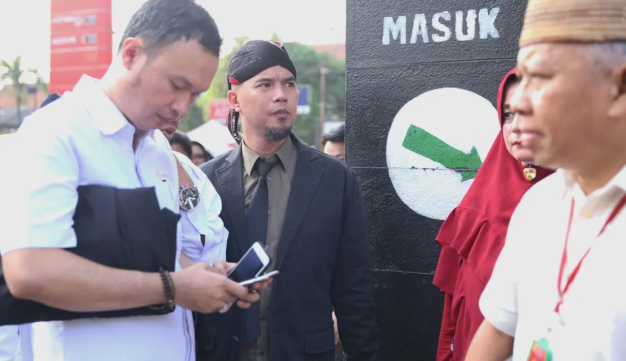 Pada sidang yang digelar sebelumnya, Dhani menuangkan dalam nota keberatan ada empat poin. Salah satunya, JPU tidak menguraikan secara jelas tindak pidana yang dilakukan dalam twitter. (Nurwahyunan/Bintang.com)