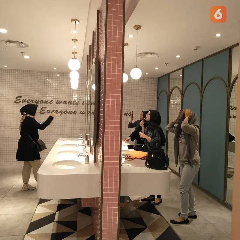 Kamar mandi perempuan dengan desain cantik di CGV, Grand Indonesia, Jakarta Pusat (dok. Liputan6.com/Adhita Diansyavira)