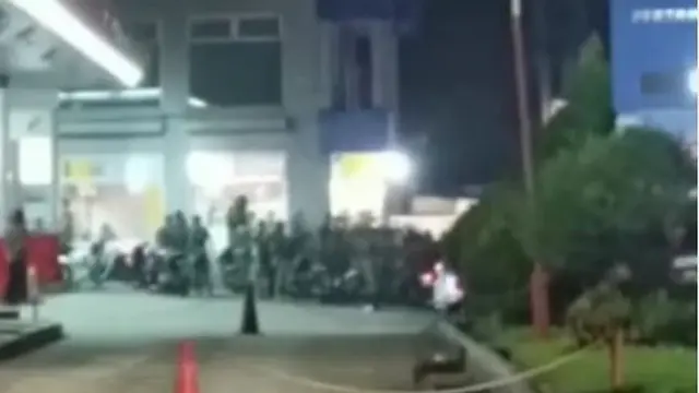 Keributan anggota TNI dengan sopir angkot di Sukabumi, Jawa Barat. (Foto: Tangkapan layar IG @infokomando.official)