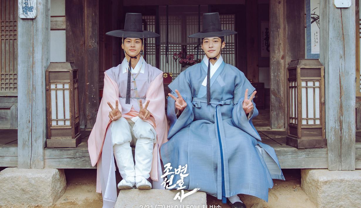 Cha Hak Yeon dan Woo Do Hwan dalam foto behind the scene drakor Joseon Attorney. (Foto: MBC via Soompi)