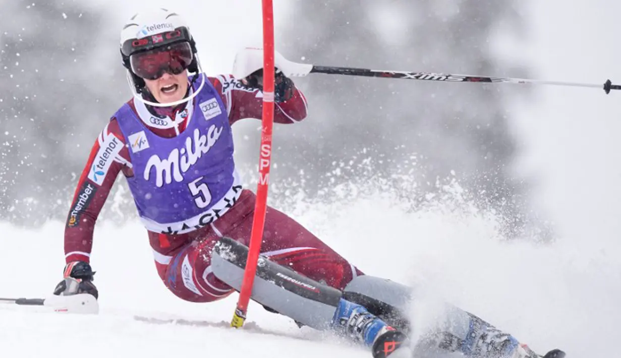 Aksi Nina Loeseth dalam Piala Dunia Ski di nomor Slalom di resort ski Jasna, Liptovsky Mikulas, Slovakia, (6/3). (AFP/Joe Klamar)