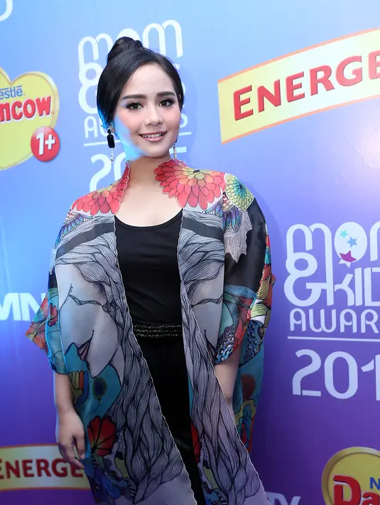 “Kalo ada keperluan aja aku pake make up. Karena capek juga muka pake make up, tapi aku selalu biasain kalo yg sehari-hari seperti eyeliner dan bedak jadi yg simple aja sih,” tandas pelantun ‘Sempurna’ ini. (Andy Masela/Bintang.com)