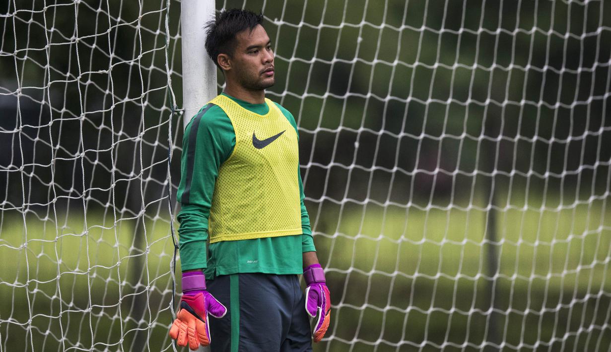 Kiper timnas Indonesia, Andritany Ardhiyasa, saat berlatih jelang Piala AFF 2016 di Lapangan Sekolah Pelita Harapan, Banten, Selasa (15/11/2016). Indonesia akan melawan Thailand pada laga perdana. (Bola.com/Vitalis Yogi Trisna) 