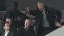 Manajer Jose Mourinho diusir keluar lapangan oleh wasit Mark Clattenburg akibat melakukan protes berlebihan pada akhir babak pertama saat laga melawan Burnley di Stadion Old Trafford, Sabtu (29/10/2016).. (AFP/Oli Scarff)