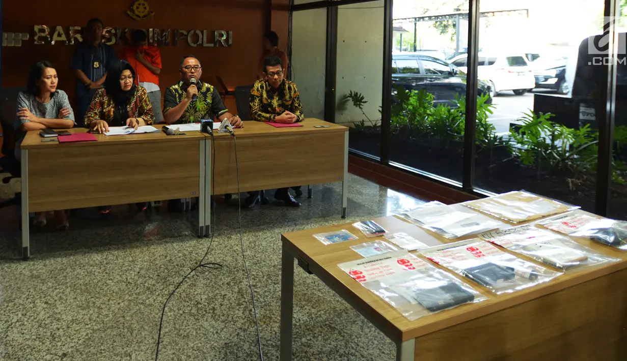 Kasubdit 1 Dittipidsiber Mabes Polri Kombes Pol Dani Koestoni saat rilis kasus pembobolan rekening nasabah bank di Jakarta, Jumat (30/11). Tersangka melakukan aksinya dari dalam Lembaga Pemasyarakatan (Lapas). (Merdeka.com/Imam Buhori)