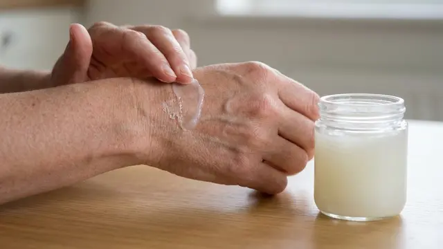 Cara Menghilangkan Lem Korea di Tangan dengan Garam, Lemon, dan Deterjen