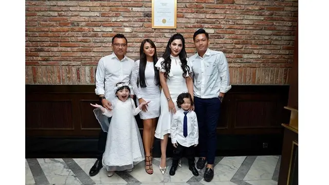Kerap Tampil Kompak, Ini 7 Ide Inspiratif Pemotretan Keluarga Anang dan Ashanty