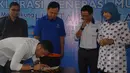  Generasi muda PAN, Hengky Kurniawan saat menandatangani surat dukungan terhadap calon Ketua Umum PAN 2015 - 2020 di jakarta, sabtu (14/2/2015). (Liputan6.com/Herman Zakharia)