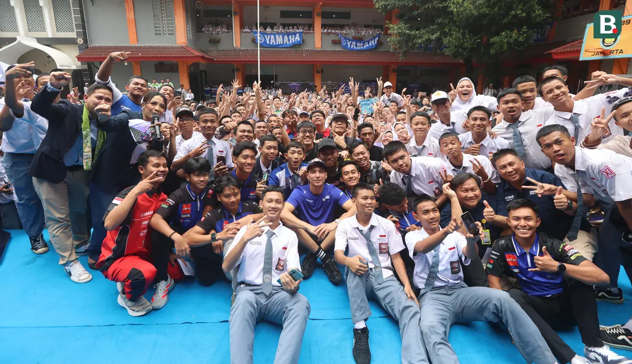 Pembalap rookie Prima Pramac Racing, Toprak Razgatlioglu, foto bersama siswa SMK Negeri 39 Jakarta, Cempaka Putih, Jakarta Pusat, Selasa (20/1/2026). (Bola.com/M Iqbal Ichsan)