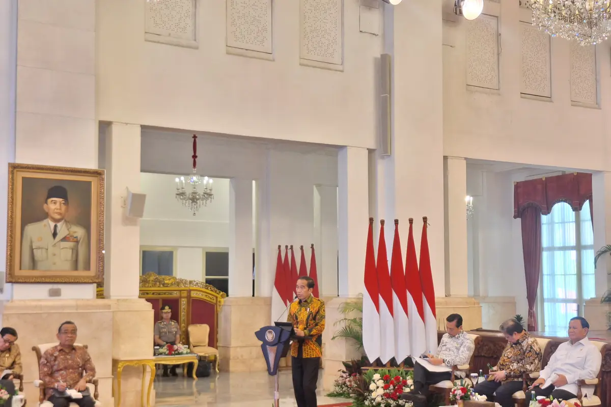 Presiden Jokowi saat memimpin sidang kabinet paripurna di Istana Negara Jakarta, Senin (24/6/2024). (Liputan6.com/Lizsa Egeham)