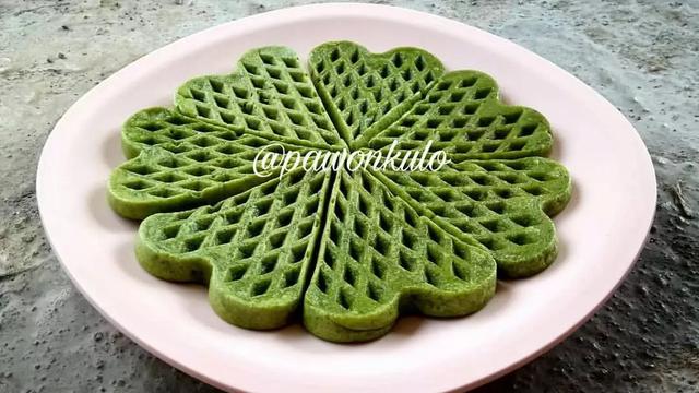 Resep waffle bayam ramah MPASI. (dok. Cookpad @rizkikusumadewi)