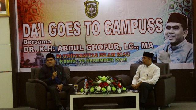 Gus Ghofur ketika menjadi pembicara keagamaan dan kebangsaan di salah satu kampus di Provinsi Riau.