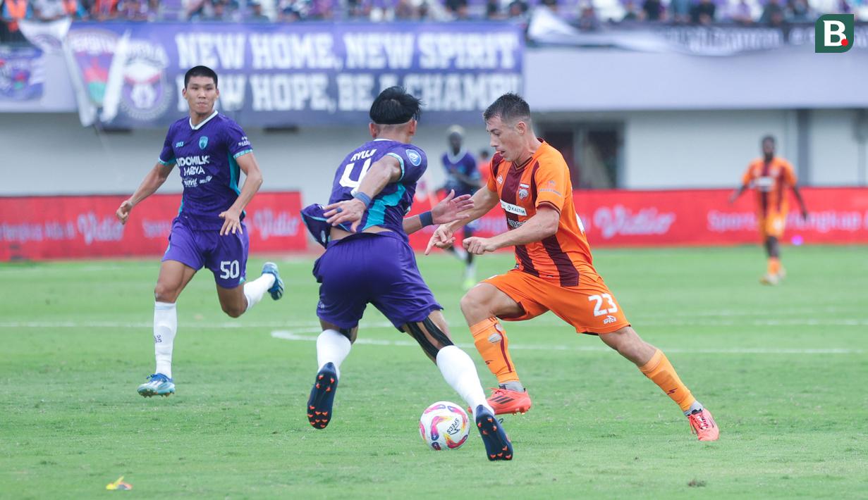 Pemain Borneo FC, Mariano Peralta, berusaha melewati pemain Persita Tangerang, Ryuji Utomo, pada laga pekan ke-24 BRI Liga 1 2024-2025 di Stadion Indomilk Arena, Tangerang, Sabtu (22/2/2025). (Bola.com/M Iqbal Ichsan)