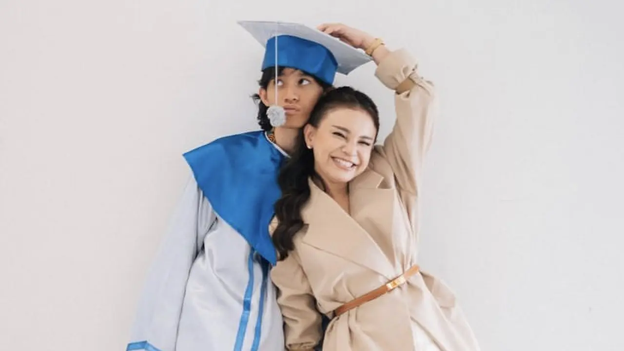 Tampilan Rossa saat antar wisuda anak