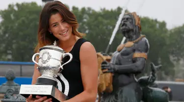 Petenis muda asal Spanyol, Garbine Muguruza berpose dengan trofinya di Place de la Concorde, Paris, (5/6/2016). Petenis cantik ini berhasil mengalahkan Serena Williams dalam final Prancis Terbuka. (REUTERS/Pascal Rossignol)