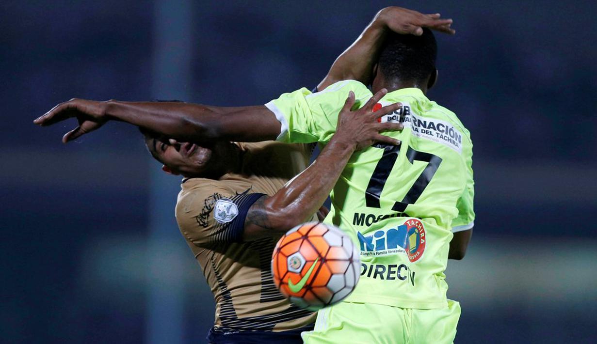 Pemain Pumas Meksiko, Javier Cortes (kiri), berduel dengan pemain Deportivo Tachira Venezuela, Yuber Mosquera, dalam laga Copa Libertadores di Stadion Olimpico Universitario, Meksiko City,  (Reuters/Henry Romero)
