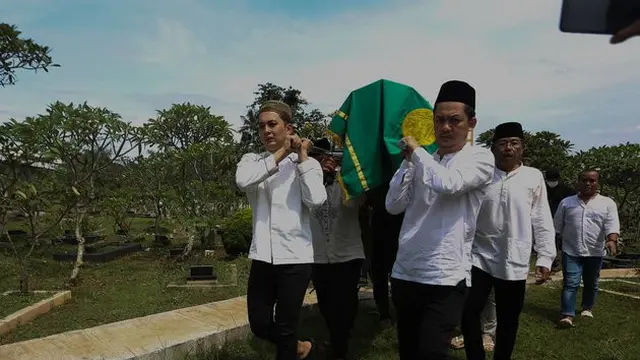 7 Momen Haru Pemakaman Ibunda Kiki Farrel, Diiringi Tangisan Keluarga