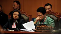 Ketua Komisi Pemilihan Umum, Husni Kamil Manik (kiri), serius memerhatikan data tertulis saat persidangan perkara hasil pemilihan umum (PHPU) Pilpres 2014 di gedung Mahkamah Konstitusi, Jakarta, (8/8/2014). (Liputan6.com/Johan Tallo)