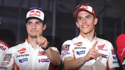 Pebalap Honda, Marc Marquez (kanan) dan Dani Pedrosa saat peluncuran All New Honda CBR150R di Sentul, Jabar, Minggu (14/2/2016). All New Honda CBR150R hadir dengan mesin & desain baru dibandingkan dengan generasi sebelumnya. (Liputan6.com/Angga Yuniar)